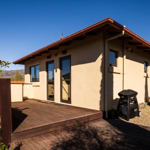 Outdoor Dining at The Cottage